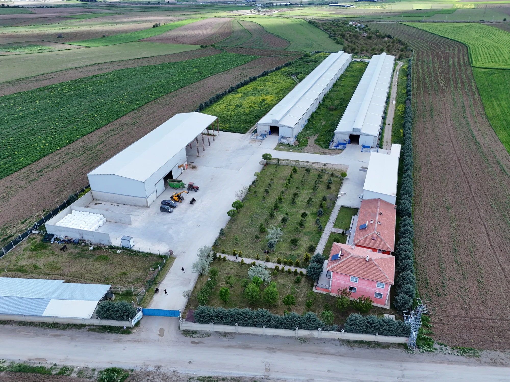 HAS BESİ tesisinin tarlalar arasındaki havadan görünümü